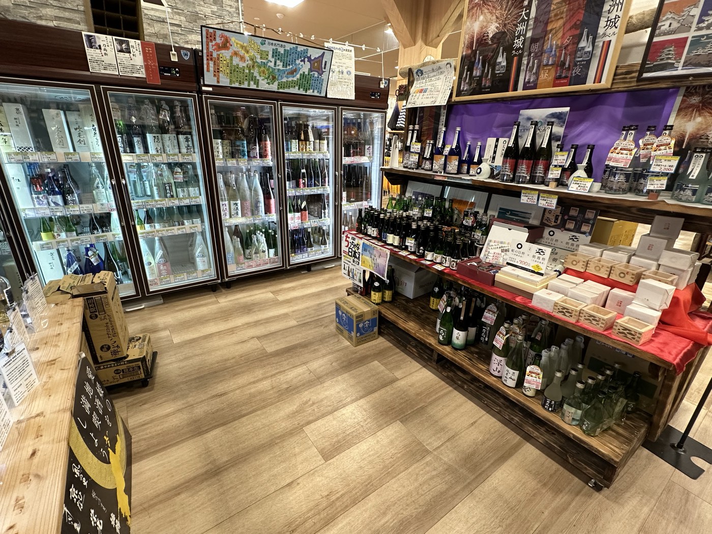約2,000種類が並ぶ小谷酒店の店内、日本酒がずらりと並ぶ売り場