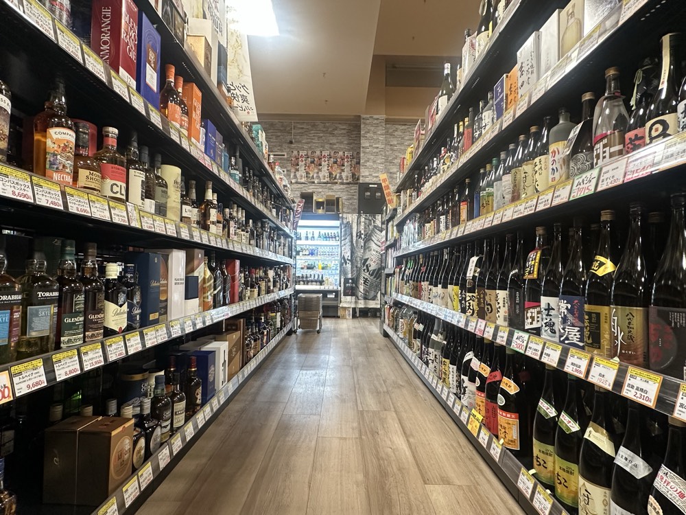 ウイスキーと日本酒がずらりと並ぶ、小谷酒店の売り場