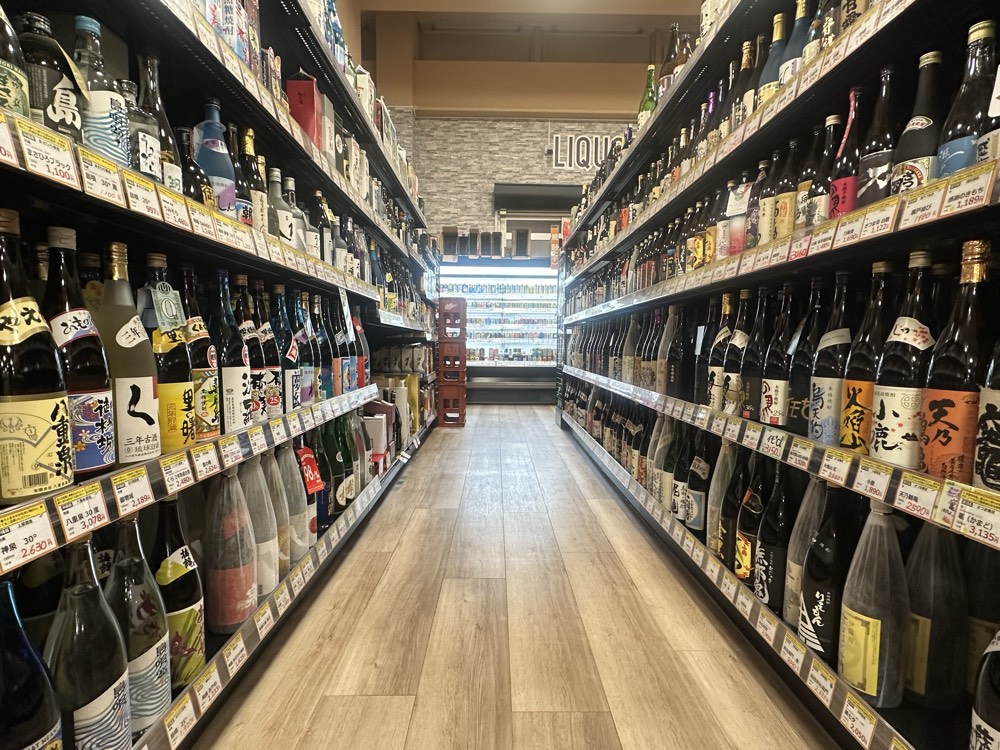 日本酒がずらりと並ぶ売り場