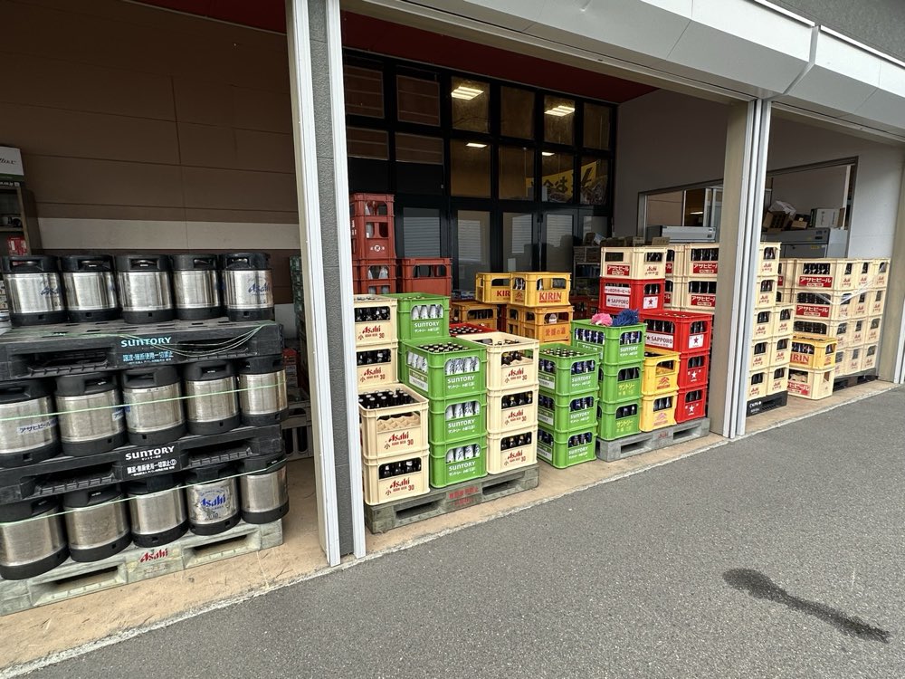 ビール樽やビールケースが積み上げられた業務用商品の搬出スペース