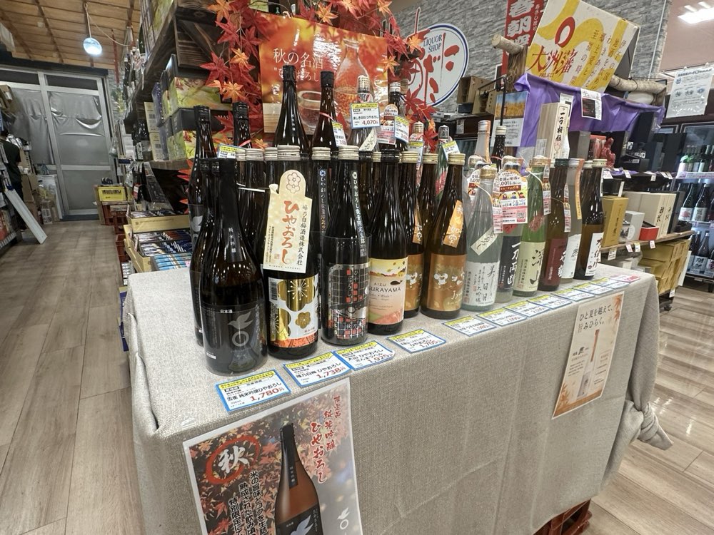 季節の日本酒を紹介する店内のディスプレイ